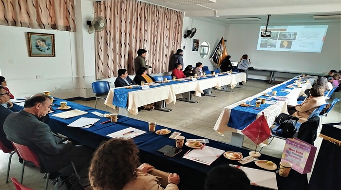 foto de todos los asistentes atentos a una exposición