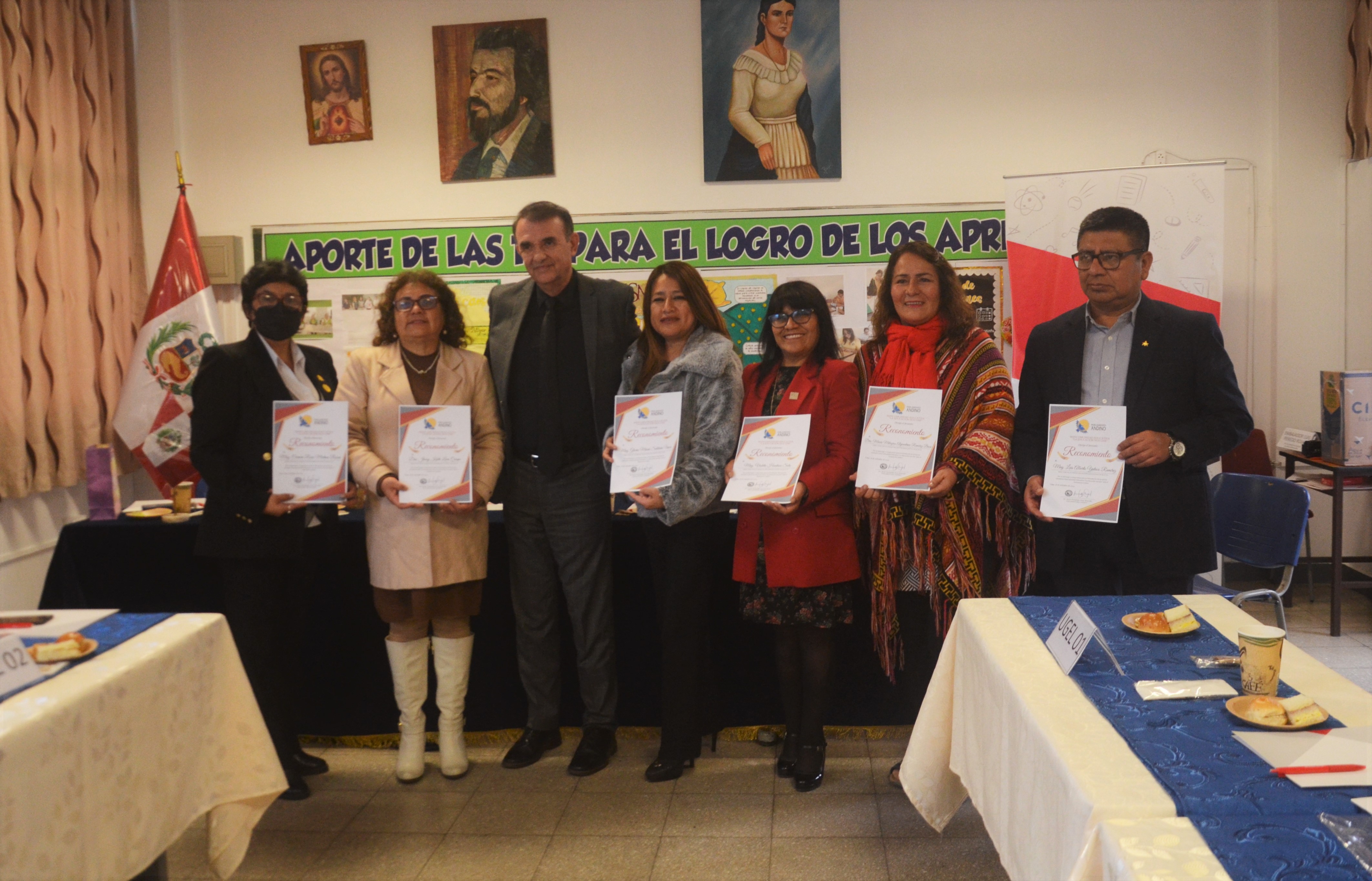 Directores de UGEL con su diploma de reconocimiento