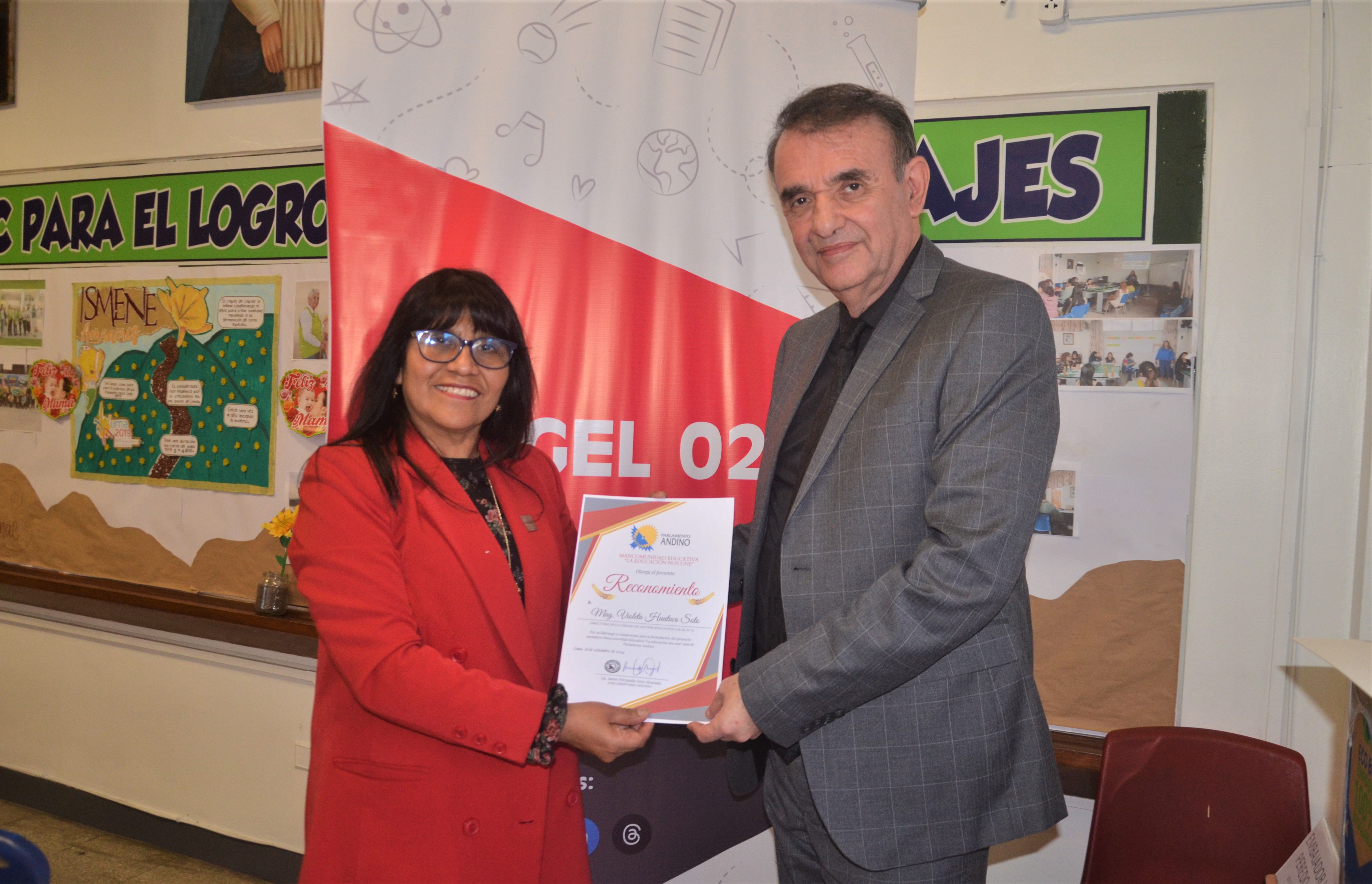 Directora de UGEL 02 recibe diploma de reconocimiento por parte del Embajador del Parlamento Andino