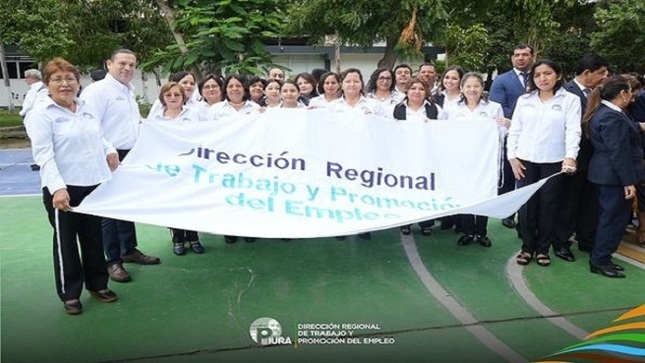 inicio de un nuevo mes de ardua labor. Es así, que el Gerente Regional de Desarrollo Social, Edward Zárate, durante la ceremonia, destacó los logros alcanzados 