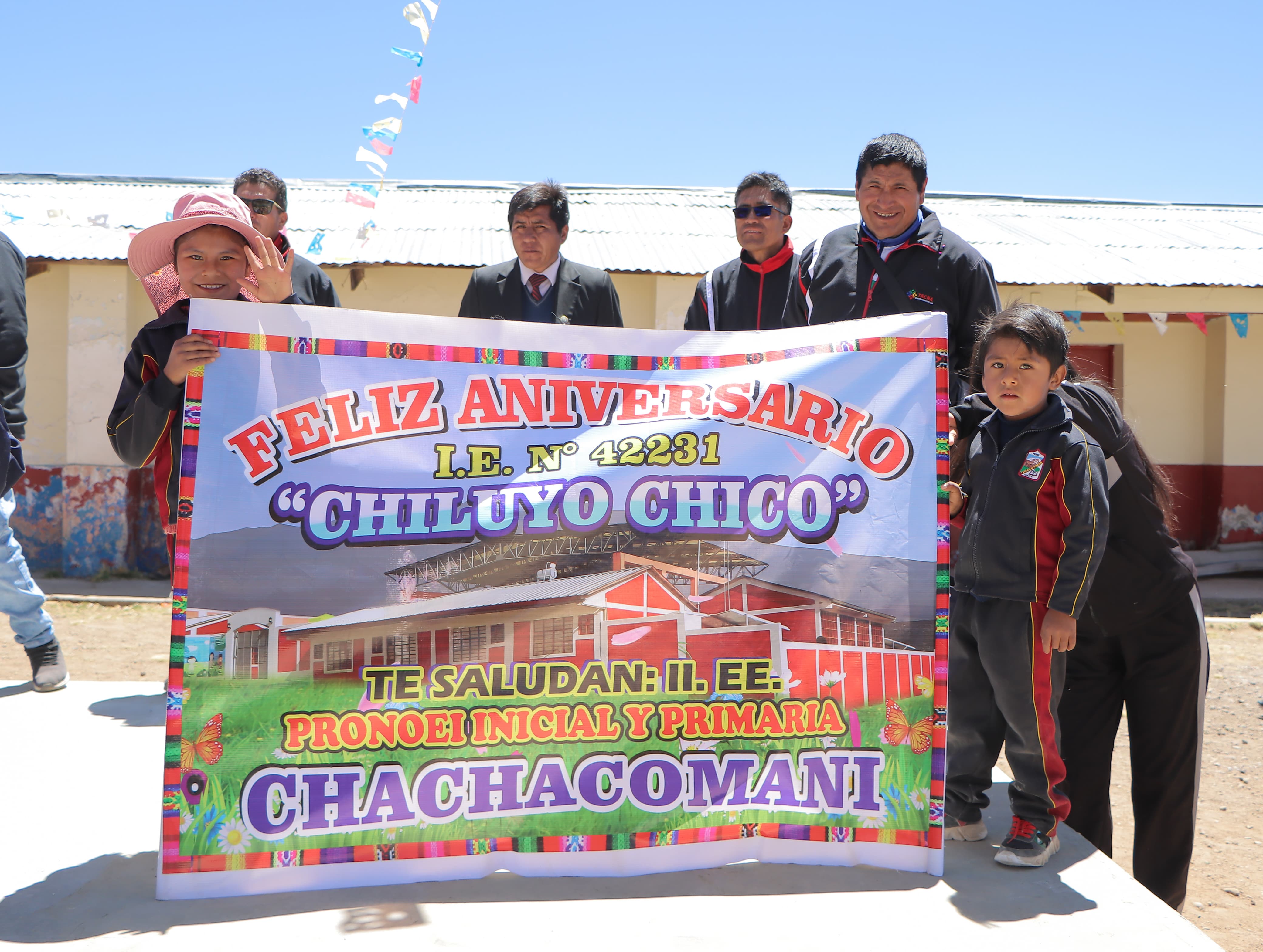 Puentes, cerco de protección e internet para Chiluyo Chico