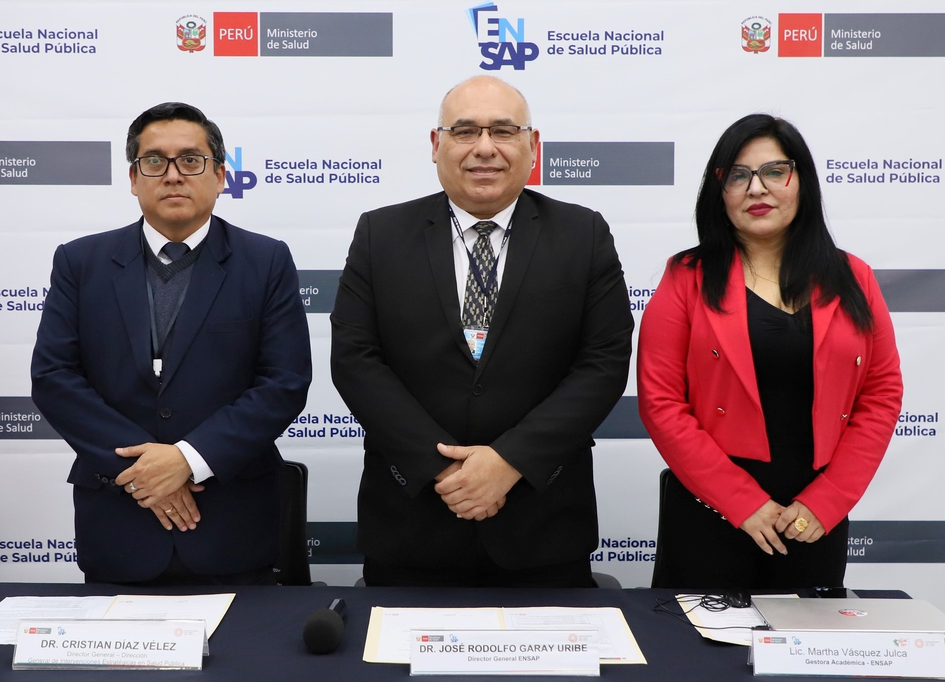 (De izquierda a derecha) Dr. Cristian Díaz Vélez, Director General de la Dirección General de Intervenciones Estratégicas en Salud Pública del Ministerio de Salud; Dr. José Rodolfo Garay Uribe, Director General de la Escuela Nacional de Salud Pública; y Lic. Martha Vásquez Julca, Gestor académico de la Escuela Nacional de Salud Pública.