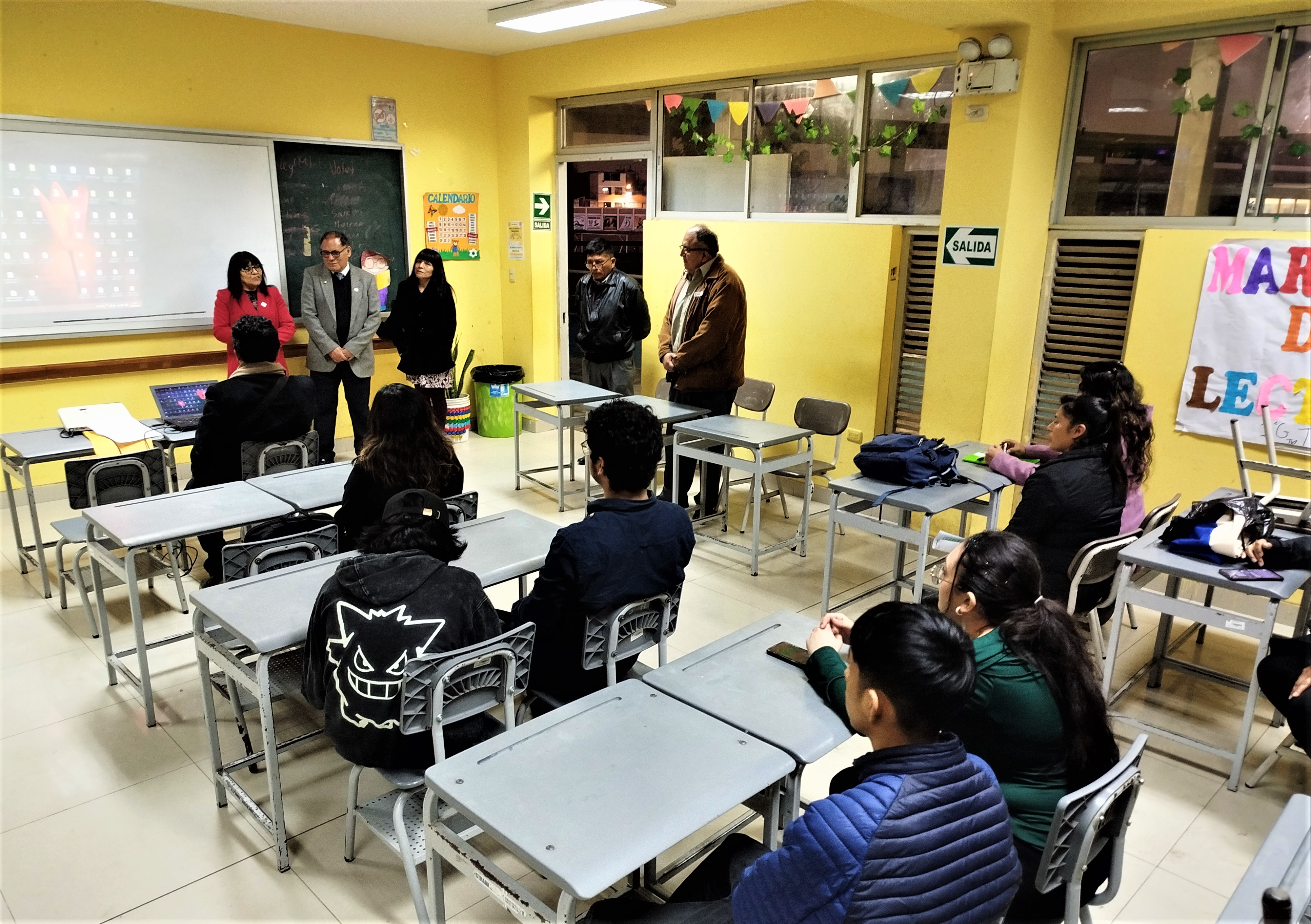 directora recorre aulas de trabajo