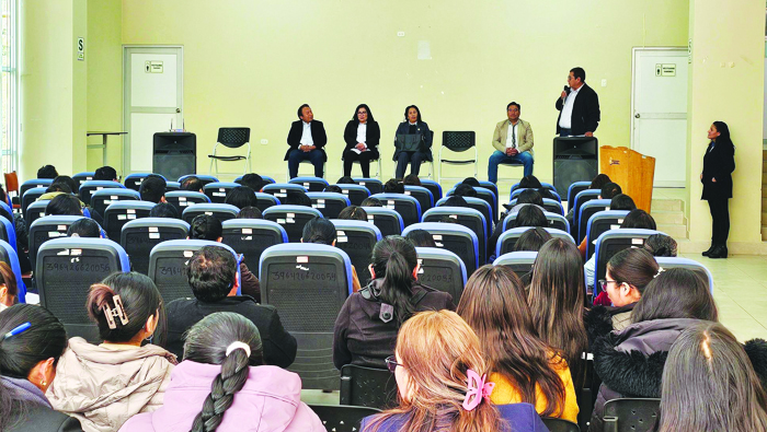 Presentan a la nueva Administradora de la red de salud Angaraes