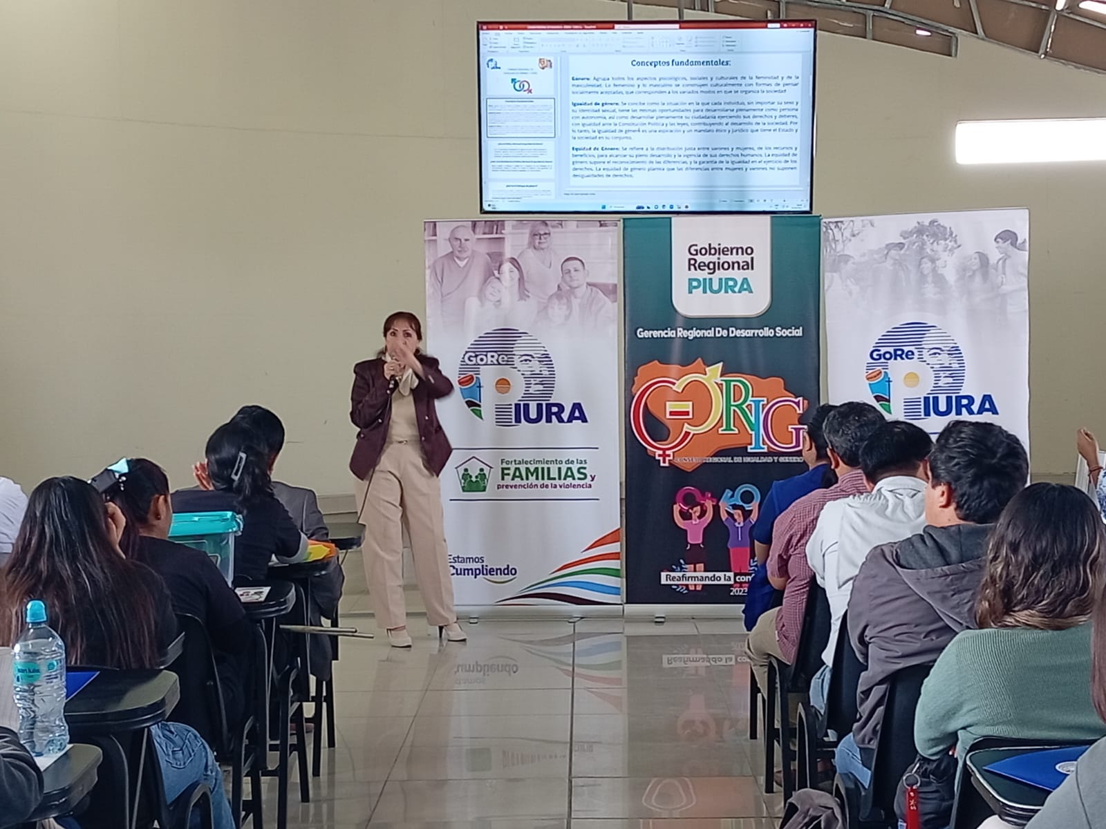 GORE capacita a más de 200 universitarios para ayudar a prevenir y erradicar violencia familiar
