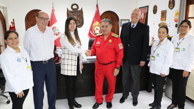 Inkafarma y el Patronato Nacional Pro Bomberos del Perú se unen para apoyar a los bomberos en la lucha contra los incendios forestales