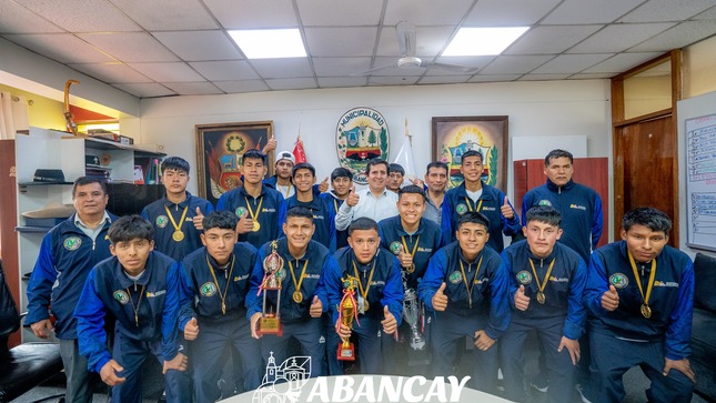 Alcalde Raúl Peña Felicita Al Colegio César Vallejo De Abancay Campeón De Futbol En Los “Juegos Escolares Deportivos Macrorregionales 2024”.