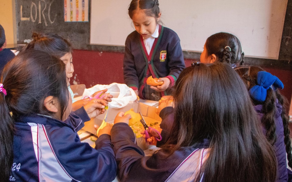 Escolares realizan valorización de residuos orgánicos con el apoyo de especialistas ambientales de la Municipalidad de Puno