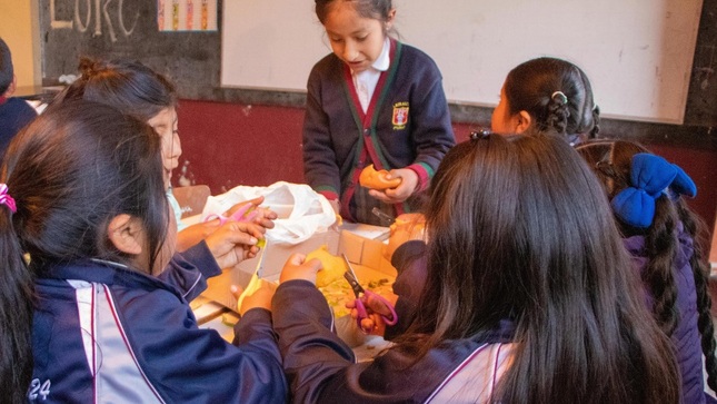 Escolares realizan valorización de residuos orgánicos con el apoyo de especialistas ambientales de la Municipalidad de Puno