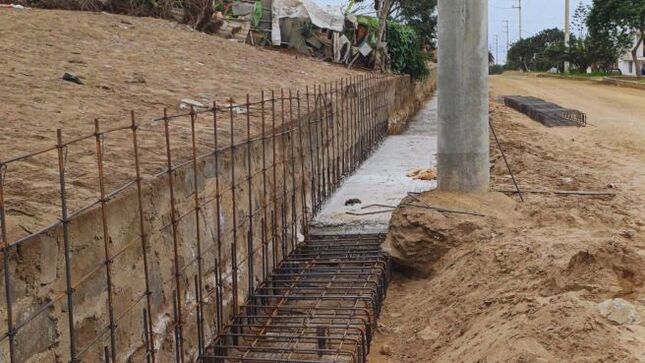Lima Provincias.– La Contraloría General detectó irregularidades en el proyecto de creación del servicio de transitabilidad en el asentamiento humano Álamos Noreste, ubicado en el distrito de Chancay. Se aprobaron valorizaciones de obra que no se han ejecutado y se realizaron modificaciones al proyecto sin la debida inclusión en el expediente técnico. Esta situación pone en riesgo el alcance, el tiempo y el costo del proyecto.
