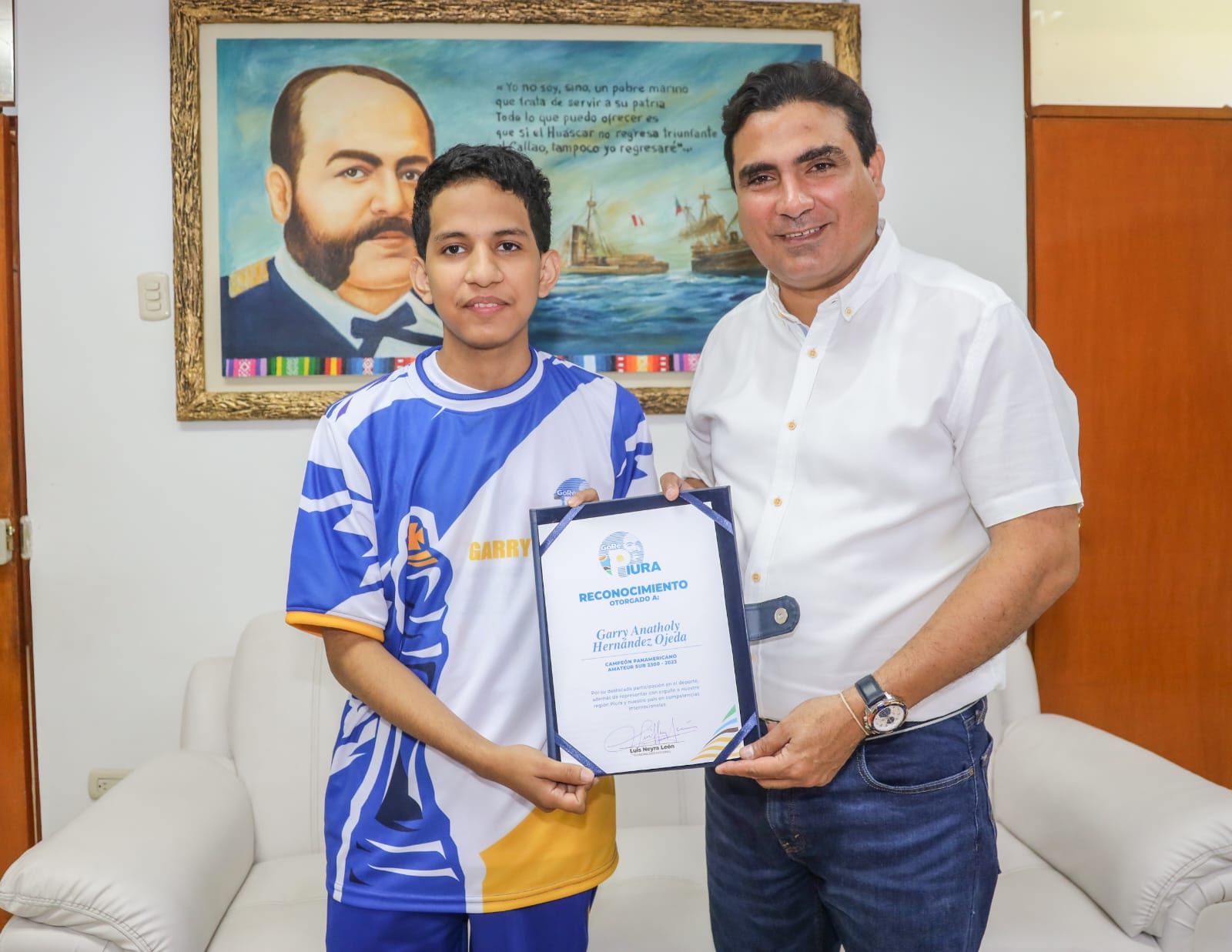 Gobernador entrega reconocimiento a joven tambograndino, campeón panamericano de ajedrez