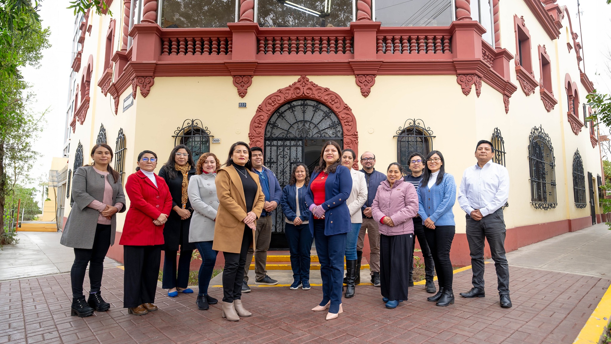 Felicitamos la labor del equipo de Droguería del CENARES, perteneciente a la Dirección de Almacén y Distribución, por su exitosa participación en la organización de la conferencia técnica virtual, “Tratamiento Farmacológico de la Leishmaniasis” dirigido a los profesionales de la salud, responsables de farmacovigilancia de la Diris, Diresas, Geresas e Ipress.
La programación del evento, estuvo al cargo de las Químicos Farmacéuticas especialista en Farmacovigilancia Nathaly Vila Peña y la especialista en Tecnovigilancia Sofía Segura Tasayco, en coordinación con Hugo Pinto Guerra, director técnico de Droguería de la institución.