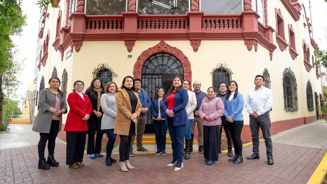 Felicitamos la labor del equipo de Droguería del CENARES, perteneciente a la Dirección de Almacén y Distribución, por su exitosa participación en la organización de la conferencia técnica virtual, “Tratamiento Farmacológico de la Leishmaniasis” dirigido a los profesionales de la salud, responsables de farmacovigilancia de la Diris, Diresas, Geresas e Ipress.

La programación del evento, estuvo al cargo de las Químicos Farmacéuticas especialista en Farmacovigilancia Nathaly Vila Peña y la especialista en Tecnovigilancia Sofía Segura Tasayco, en coordinación con Hugo Pinto Guerra, director técnico de Droguería de la institución.