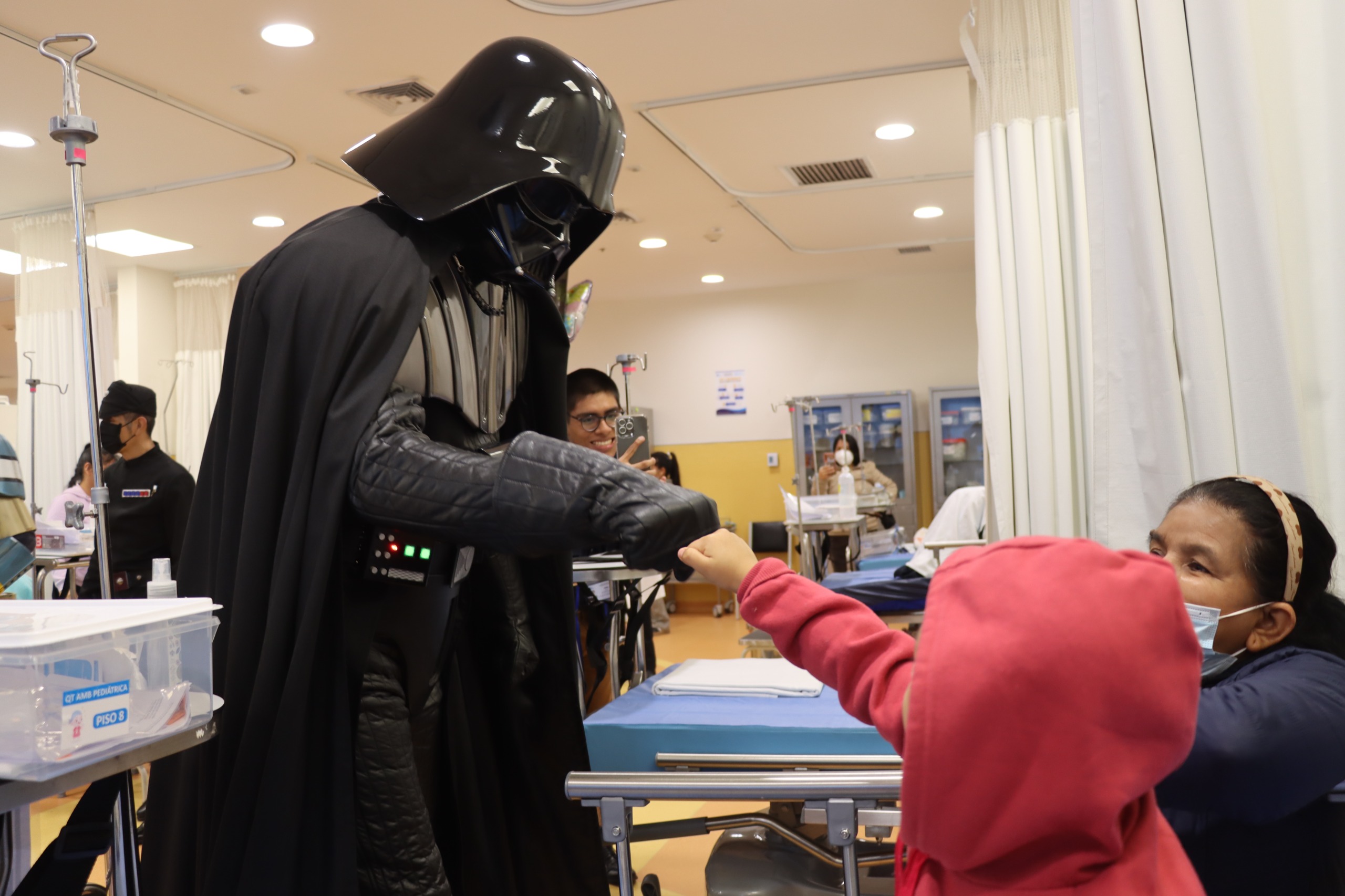 Pacientes pediátricos del INEN reciben visita de personajes de Star Wars para celebrar la esperanza y la fuerza