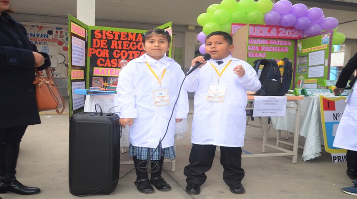 estudiantes exponen su proyecto
