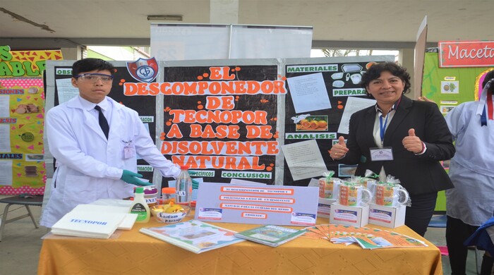 estudiante y asesor muestran su proyecto