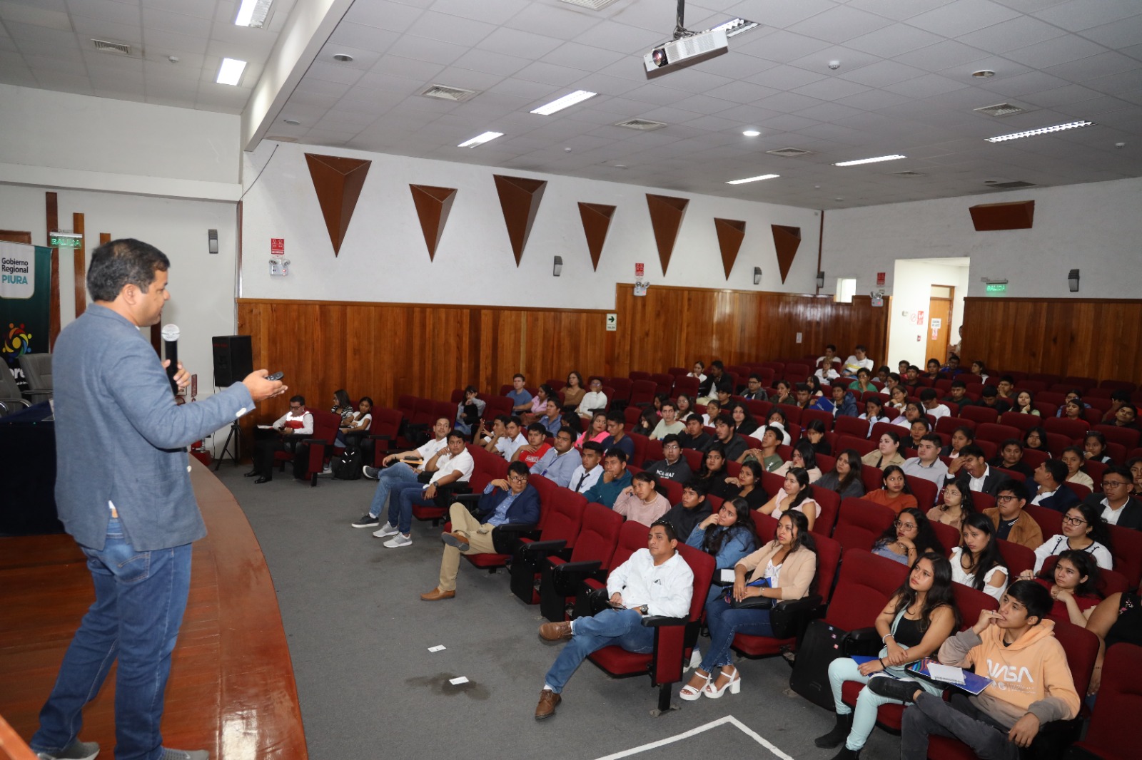 Gobierno Regional motiva a jóvenes para el emprendimiento y el éxito, durante ‘Expo Joven 2024’