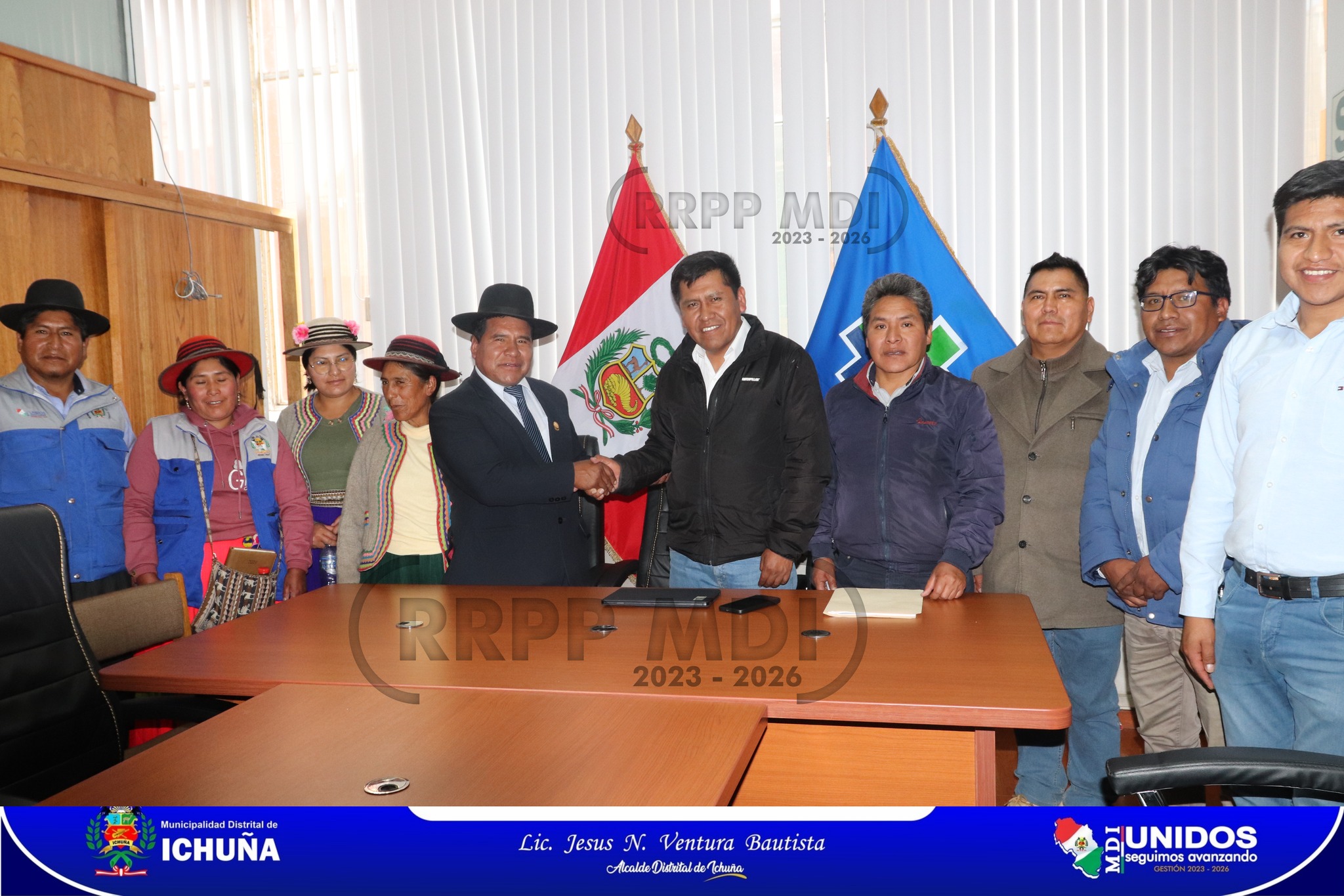 ALCALDE DEL DISTRITO DE ICHUΓA y SU EQUIPO TECNICO SE REUNIERON CON GOBERNADOR REGIONAL DE PUNO