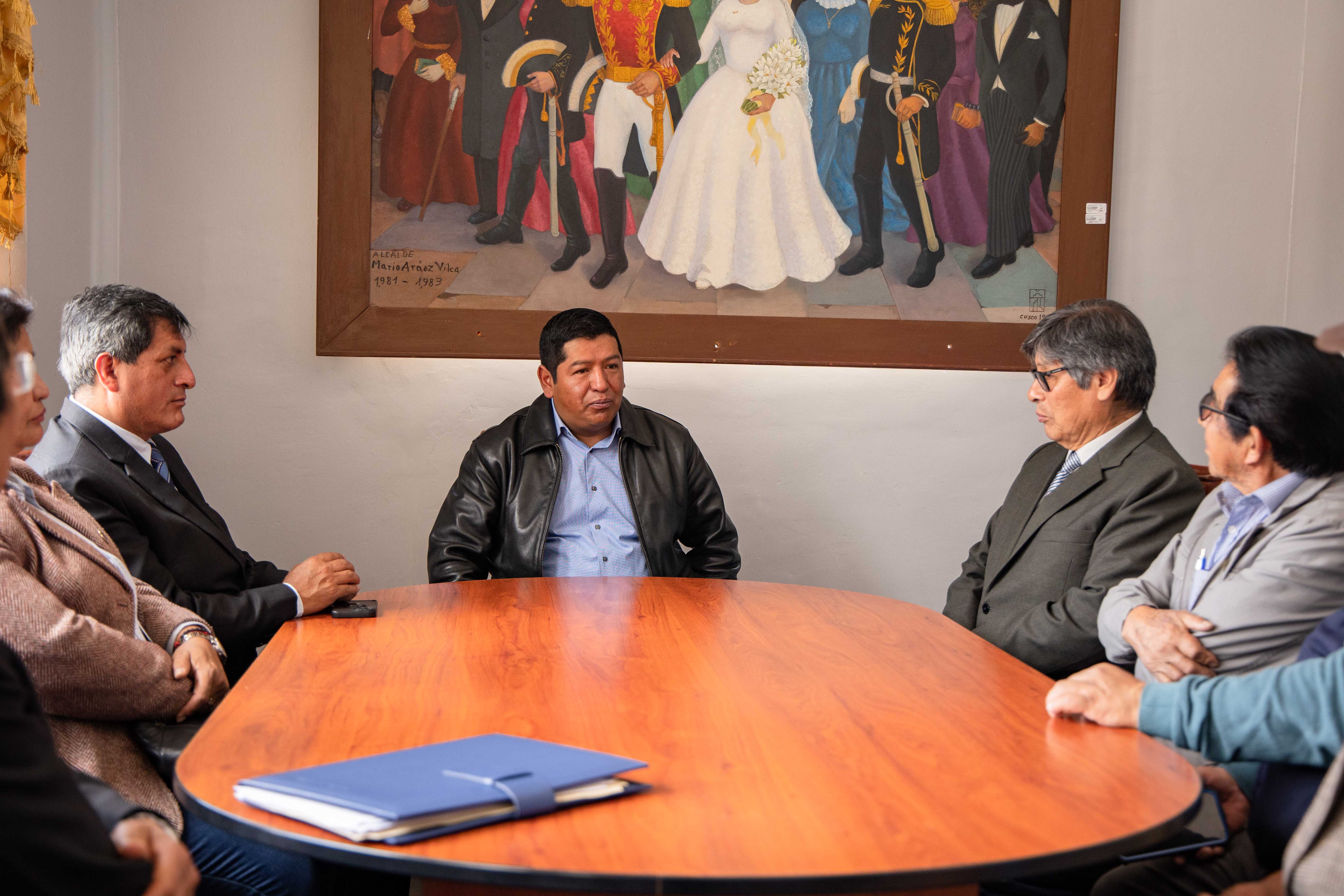 Fotografía de la reunión sostenida entre los miembros de la Comisión Organizadora y el alcalde del distrito de Zurite