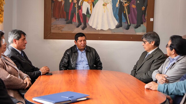 Fotografía de la reunión sostenida entre los miembros de la Comisión Organizadora y el alcalde del distrito de Zurite