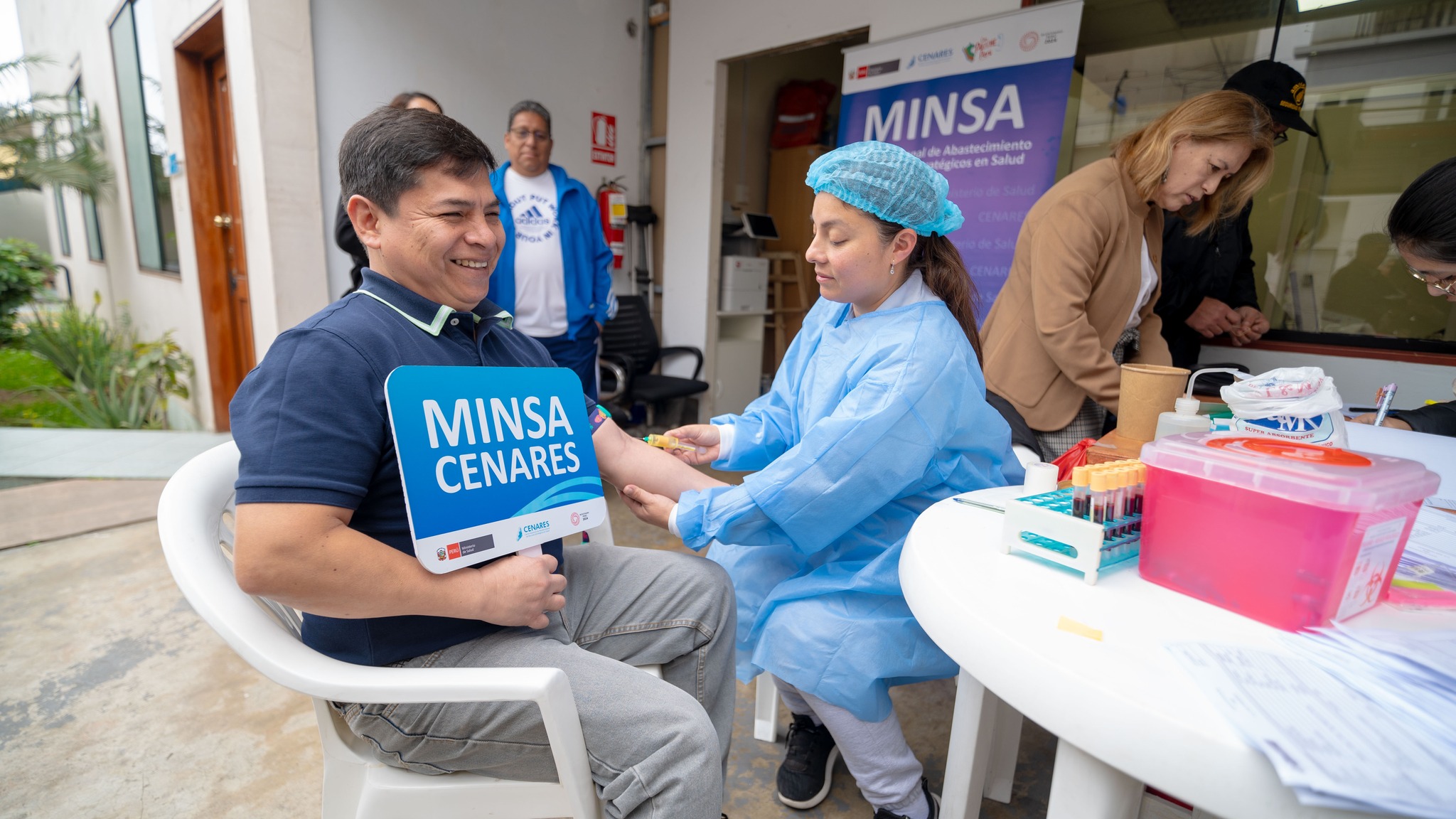 El Centro Nacional de Abastecimiento de Recursos Estratégicos en Salud (Cenares) en coordinación con la Oficina de Salud Ocupacional, realizó la campaña de “Despistaje de cáncer al colon y próstata”.
La convocatoria de carácter gratuito, contó con la intervención de un centenar de trabajadores y familiares invitados, con el objetivo de participar de las pruebas cruciales, para una detección temprana de esta enfermedad como el cáncer.