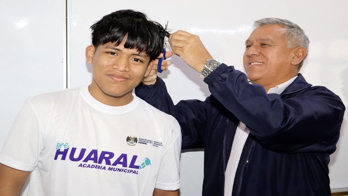 Alcalde Fernando C谩rdenas realiz贸 corte de cabello a ingresantes a la UNIJFSC