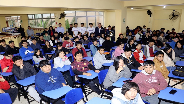 Alcalde Fernando C谩rdenas realiz贸 corte de cabello a ingresantes a la UNIJFSC