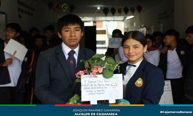 ✅ En el marco de la Semana de la Gestión Integral de Residuos Sólidos – DIADESOL 2024, la Municipalidad Provincial de Cajamarca, a través de la Gerencia de Desarrollo Ambiental y en coordinación con el Programa Municipal Educca, organizó un innovador concurso de ecomacetas en la Institución Educativa Particular Rey Josías. El evento, que contó con la participación de estudiantes de diferentes grados, tuvo como objetivo fomentar el reciclaje y la creatividad en el manejo de residuos.
🟢 El concurso no solo resaltó la creatividad de los participantes, sino que también subrayó el compromiso de la institución con el ornato y la limpieza de Cajamarca. A través de esta actividad, la I.E.P. Rey Josías reafirmó su compromiso con la educación ambiental y el mejoramiento del entorno urbano.