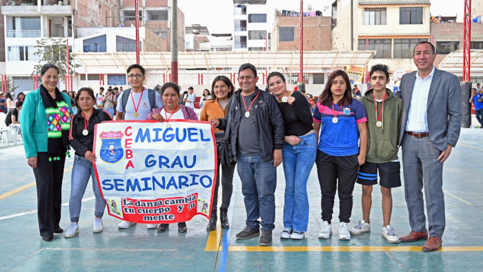 El CEBA 137 "Miguel Grau Seminario" ganó el segundo puesto.