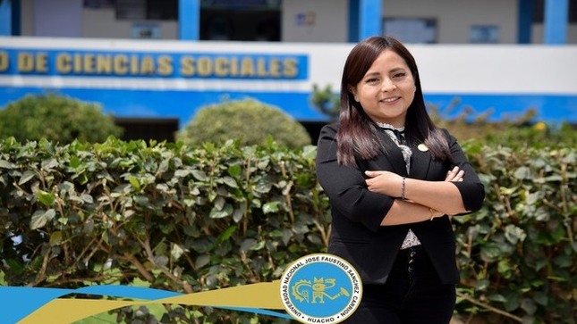 Se realizó un reconocimiento e imposición del pin institucional a la egresada faustiniana Nelly Claudia Andahua Obregón, ganadora de la Beca Generación del Bicentenario 2024 que realiza el Pronabec.