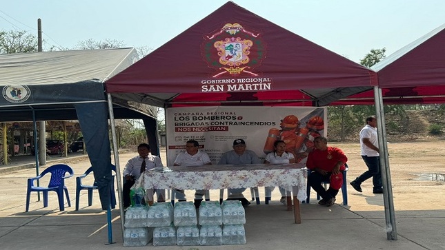 Autoridades locales presentes en la campaña en favor de los bomberos.