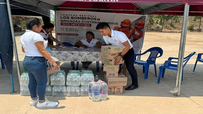 Recibiendo alimentos y víveres en la campaña regional en favor de los bomberos en Bellavista.