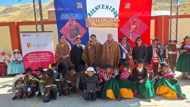 La sede regional organizó el concurso Cuentos e historias de los Carabotas de Pichacani y la danza 
K´ajelo.