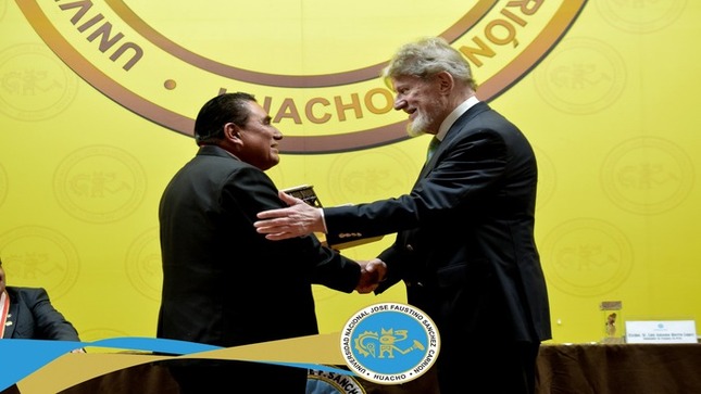 La UNJFSC recibió la visita del embajador de la República Oriental del Uruguay, Luis Antonio Hierro López, quien disertó sobre el tema "El Tratado de Libre Comercio".
