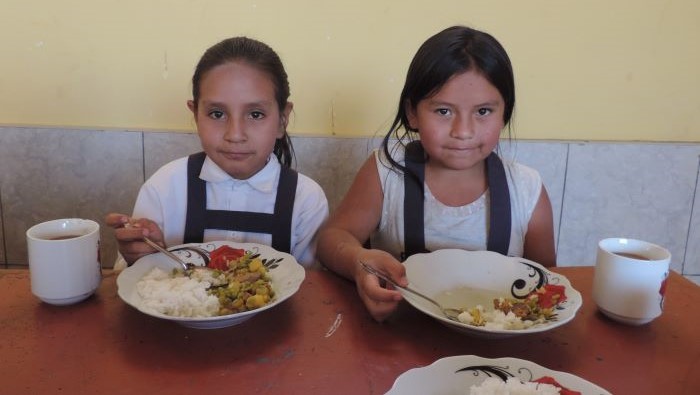 Como parte de la estrategia “Qali Warma en la Cancha”, el programa realiza visitas inopinadas para verificar condiciones de almacenamiento, preparación y consumo de los alimentos.