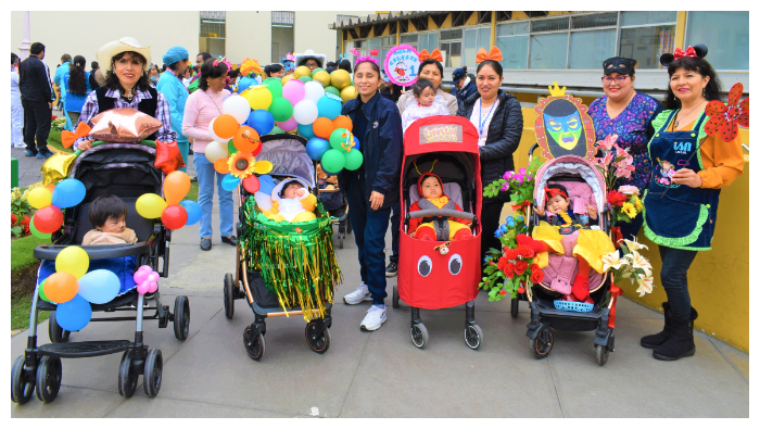 Los niños pasearon por la rotonda del INSN acompañados de la directora de la institución inicial, Lic. Lucy Galindo, las profesoras y algunos padres de familia.