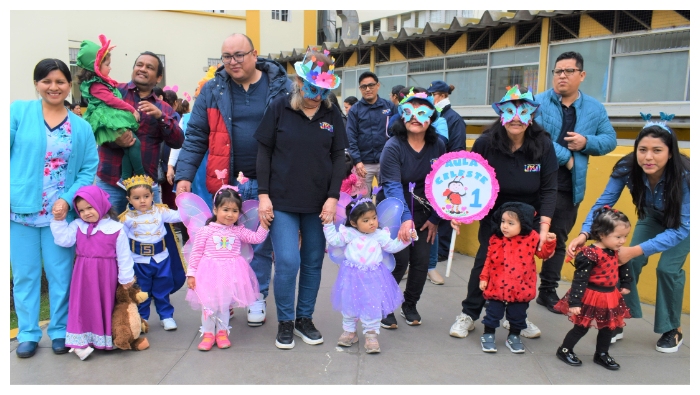 Los niños pasearon por la rotonda del INSN acompañados de la directora de la institución inicial, Lic. Lucy Galindo, las profesoras y algunos padres de familia.