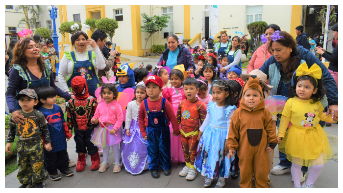 Los niños pasearon por la rotonda del INSN acompañados de la directora de la institución inicial, Lic. Lucy Galindo, las profesoras y algunos padres de familia.