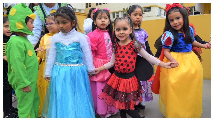 Los niños pasearon por la rotonda del INSN acompañados de la directora de la institución inicial, Lic. Lucy Galindo, las profesoras y algunos padres de familia.