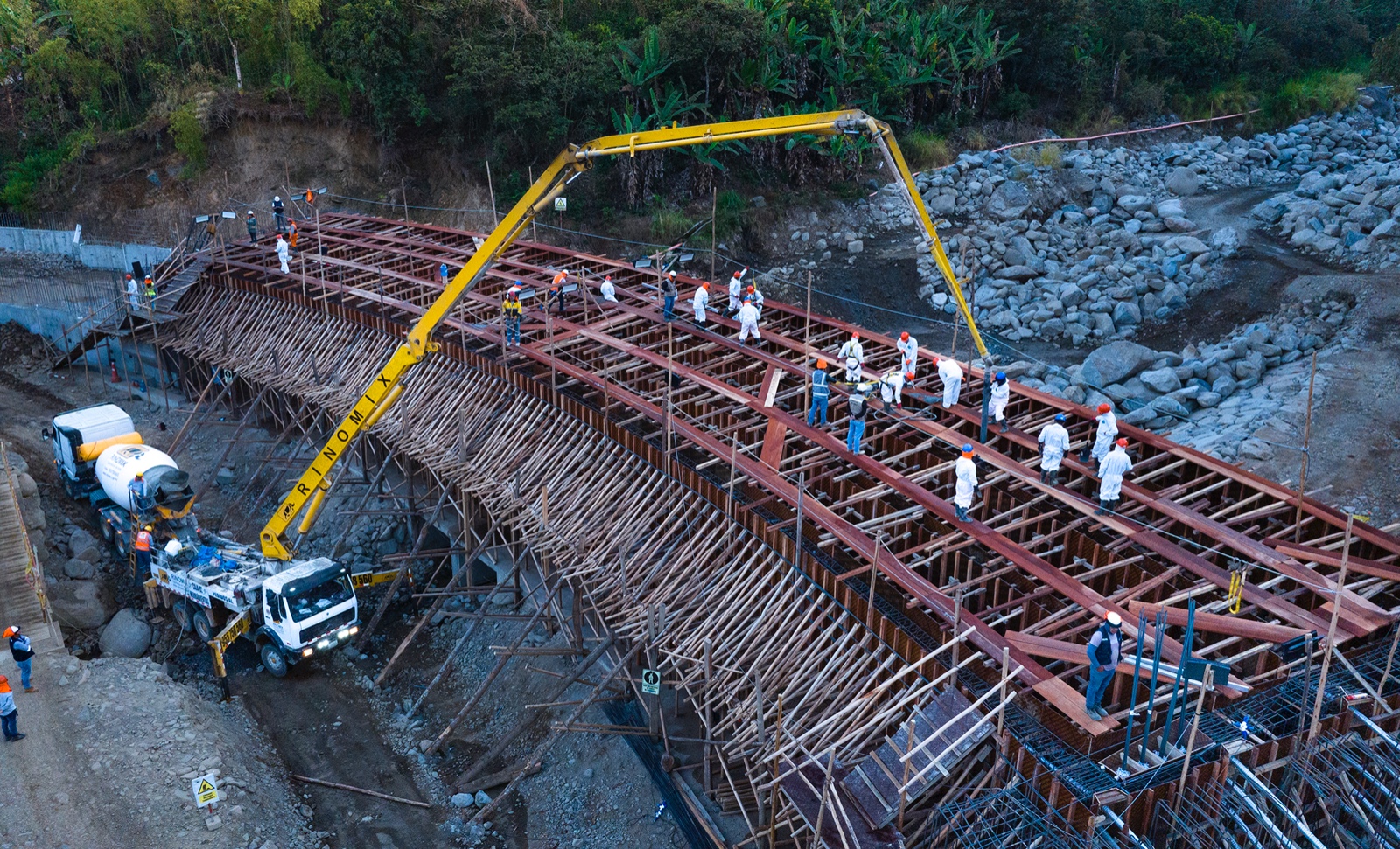 GORE inicia vaciado de la losa de concreto en el puente San Antonio de San Miguel de El Faique-Huancabamba