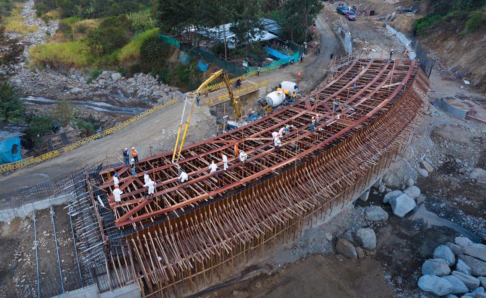 GORE inicia vaciado de la losa de concreto en el puente San Antonio de San Miguel de El Faique-Huancabamba