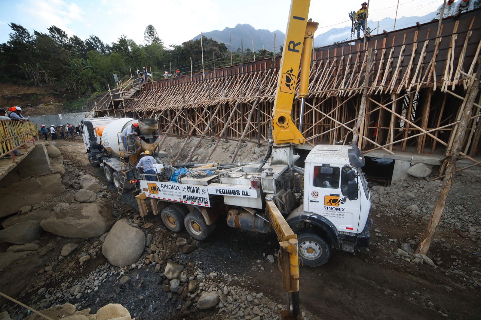 GORE inicia vaciado de la losa de concreto en el puente San Antonio de San Miguel de El Faique-Huancabamba