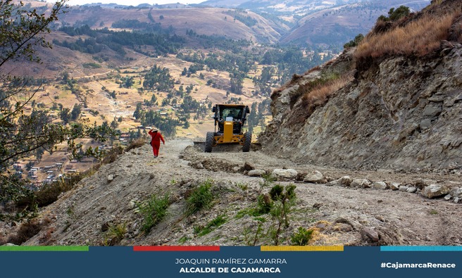 πΌ La Municipalidad Provincial de Cajamarca continΓΊa trabajando en la apertura, mantenimiento y mejora de las trochas carrosables en los centros poblados de la provincia.
π£οΈ Se iniciΓ³ la apertura de una trocha carrozable en el centro poblado de Huambocancha Baja, que forma parte de un circuito turΓstico que se estΓ‘ desarrollando en la zona. Este circuito turΓstico promete dinamizar la economΓa local al atraer un mayor flujo de visitantes, ademΓ‘s de facilitar el acceso para el acopio de leche.
π La trocha carrozable estΓ‘ proyectada para ser de doble vΓa, con un ancho mΓ‘ximo de 8 metros en varias secciones a lo largo de sus 4 kilΓ³metros de extensiΓ³n total. Esta obra beneficiarΓ‘ directamente a mΓ‘s de 720 familias, y mejorarΓ‘ el acceso a otros centros poblados cercanos.
π Estas acciones forman parte del compromiso de la municipalidad provincial por mejorar la calidad de vida de los residentes de la zona.
