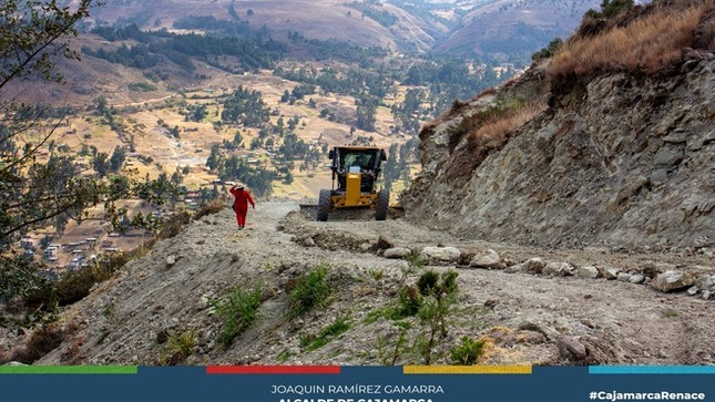 💼 La Municipalidad Provincial de Cajamarca continúa trabajando en la apertura, mantenimiento y mejora de las trochas carrosables en los centros poblados de la provincia.
🛣️ Se inició la apertura de una trocha carrozable en el centro poblado de Huambocancha Baja, que forma parte de un circuito turístico que se está desarrollando en la zona. Este circuito turístico promete dinamizar la economía local al atraer un mayor flujo de visitantes, además de facilitar el acceso para el acopio de leche.
🚗 La trocha carrozable está proyectada para ser de doble vía, con un ancho máximo de 8 metros en varias secciones a lo largo de sus 4 kilómetros de extensión total. Esta obra beneficiará directamente a más de 720 familias, y mejorará el acceso a otros centros poblados cercanos.
🌇 Estas acciones forman parte del compromiso de la municipalidad provincial por mejorar la calidad de vida de los residentes de la zona.