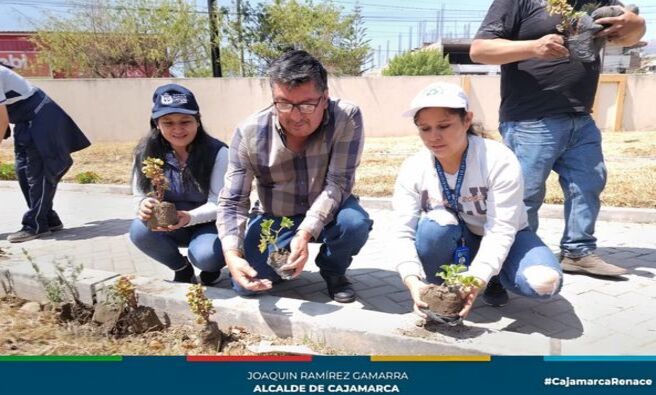 ✅En el marco de la Semana de la Gestión Integral de Residuos Sólidos – DIADESOL 2024, la Gerencia de Desarrollo Ambiental, en coordinación con el Programa Municipal Educca, encabezado por la Lic. Liliana Lezama Oribe, y en colaboración con el Abg. Jhonatan Alexander Vásquez Vera, director de la Aldea Infantil San Antonio, llevó a cabo una importante jornada de recuperación de áreas verdes. En esta ocasión, las protagonistas fueron las Promotoras Ambientales Escolares de la Institución Educativa Santa Teresita, quienes, con una pasión admirable por el cuidado del ambiente, dejaron su huella verde en los jardines de la aldea.
🗣Armadas con plantas ornamentales y un profundo compromiso con la naturaleza, estas jóvenes promotoras demostraron ser verdaderas guerreras en la lucha por un entorno más limpio y saludable. Durante la jornada, sembraron diversas especies de plantas ornamentales, que no solo embellecen los jardines de la Aldea Infantil San Antonio, sino que también promueven el cuidado del ambiente.
✔Esta actividad refuerza el mensaje de que, a través de pequeñas acciones, es posible generar un gran impacto en la conservación de nuestras áreas verdes. Gracias al esfuerzo conjunto de la Municipalidad Provincial de Cajamarca, el Programa Municiapal Educca y los promotores ambientales escolares, se continúa trabajando por una ciudad más verde y sostenible.