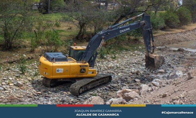 π³ La Municipalidad Provincial de Cajamarca, iniciΓ³ trabajos preventivos en el rΓo Chonta, en el centro poblado de Otuzco, sector La Victoria, en respuesta a la solicitud de los residentes de la zona.
π Estas acciones tienen como objetivo prevenir el riesgo de inundaciones y la erosiΓ³n del pasaje peatonal durante las temporadas de lluvia, protegiendo asΓ a los habitantes y su entorno.
π Los trabajos incluyen la limpieza y descolmataciΓ³n del cauce, asΓ como la mejora de las defensas ribereΓ±as, lo que garantizarΓ‘ una mayor seguridad ante los fenΓ³menos naturales que suelen afectar esta Γ‘rea durante las Γ©pocas de lluvia.
π Lorenzo Quiliche Culqui, residente de la zona, manifestΓ³ que, despuΓ©s de haber agotado el pedido de apoyo a sus autoridades, acudieron al alcalde provincial JoaquΓn RamΓrez, quien de inmediato dispuso la maquinaria necesaria para llevar a cabo los trabajos preventivos.