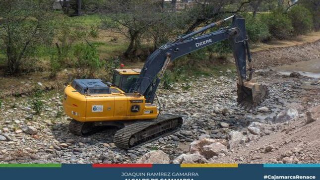 🌳 La Municipalidad Provincial de Cajamarca, inició trabajos preventivos en el río Chonta, en el centro poblado de Otuzco, sector La Victoria, en respuesta a la solicitud de los residentes de la zona.
🌈 Estas acciones tienen como objetivo prevenir el riesgo de inundaciones y la erosión del pasaje peatonal durante las temporadas de lluvia, protegiendo así a los habitantes y su entorno.
🌊 Los trabajos incluyen la limpieza y descolmatación del cauce, así como la mejora de las defensas ribereñas, lo que garantizará una mayor seguridad ante los fenómenos naturales que suelen afectar esta área durante las épocas de lluvia.
🏠 Lorenzo Quiliche Culqui, residente de la zona, manifestó que, después de haber agotado el pedido de apoyo a sus autoridades, acudieron al alcalde provincial Joaquín Ramírez, quien de inmediato dispuso la maquinaria necesaria para llevar a cabo los trabajos preventivos.