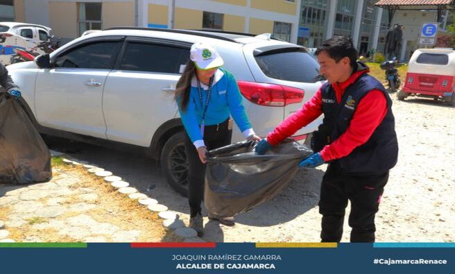 ✅La Municipalidad Provincial de Cajamarca, a través de su Gerencia de Desarrollo Ambiental, Subgerencia de Gestión Integral de Residuos Sólidos y el Programa Municipal Educca de la Subgerencia de Gestión Ambiental, celebró el Día Mundial de la Limpieza con una masiva jornada de recolección de residuos. Esta actividad se enmarca en la Semana de la Gestión Integral de Residuos Sólidos – DIADESOL 2024, promovida por el Ministerio del Ambiente, y buscó sensibilizar a la población sobre la importancia de mantener los espacios públicos libres de contaminación.
🗣Estudiantes, voluntarios y autoridades locales se unieron para limpiar diversos puntos críticos de la ciudad, logrando recolectar más de 4 toneladas de residuos. La actividad no solo representó un esfuerzo comunitario, sino también una oportunidad para reflexionar sobre la gestión adecuada de los residuos y el impacto positivo del reciclaje.
✅La Municipalidad de Cajamarca reafirma su compromiso con el desarrollo sostenible, liderando estas acciones que promueven un ambiente más limpio y saludable para todos. Con iniciativas como esta, se refuerza el llamado a la ciudadanía a ser parte activa en la protección del ambiente.