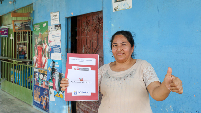 Persona con su título de propiedad gracias a Cofopri