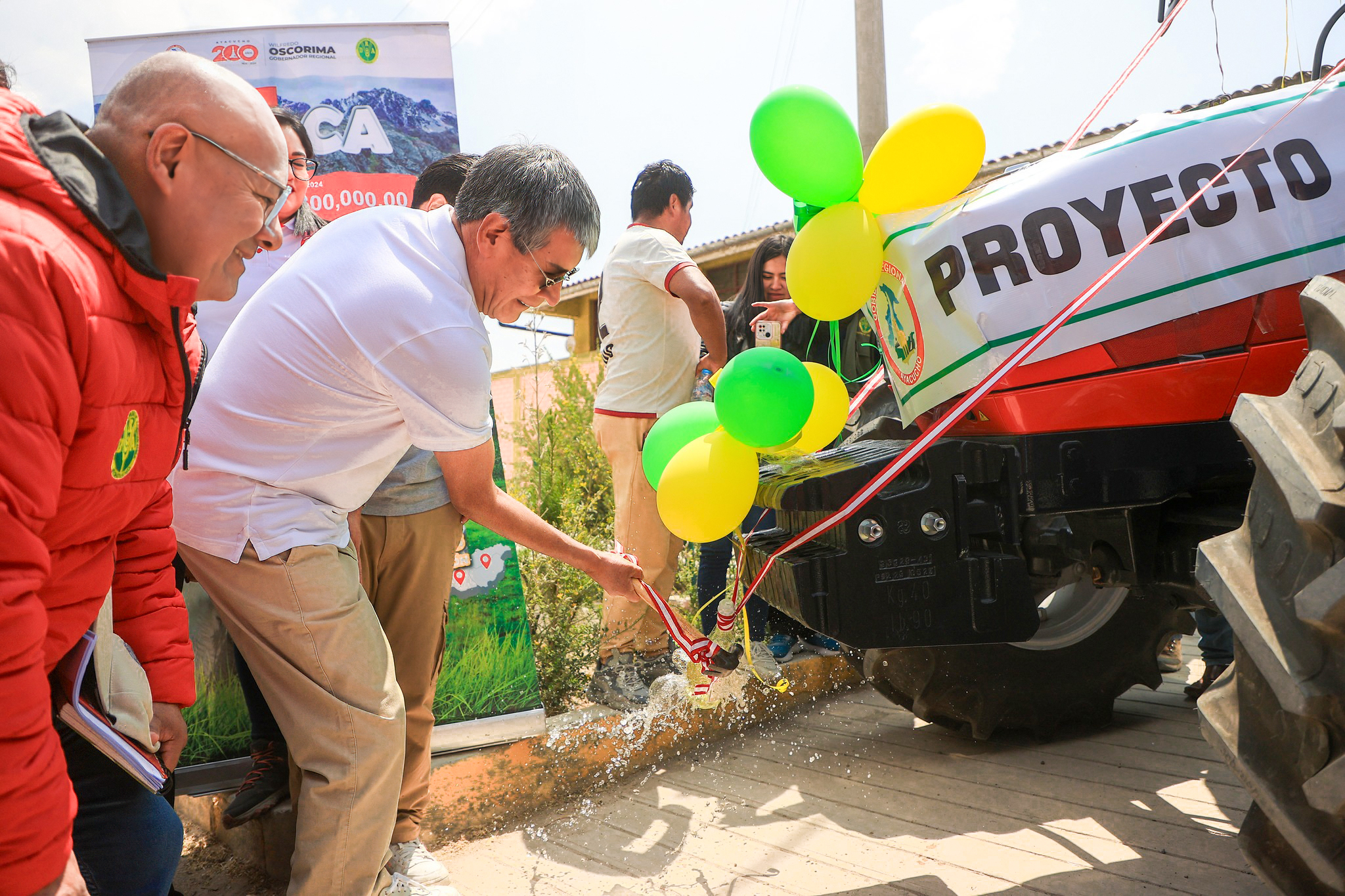 Gobernador Regional de Ayacucho entregó tractor agrícola al proyecto Alpaca 